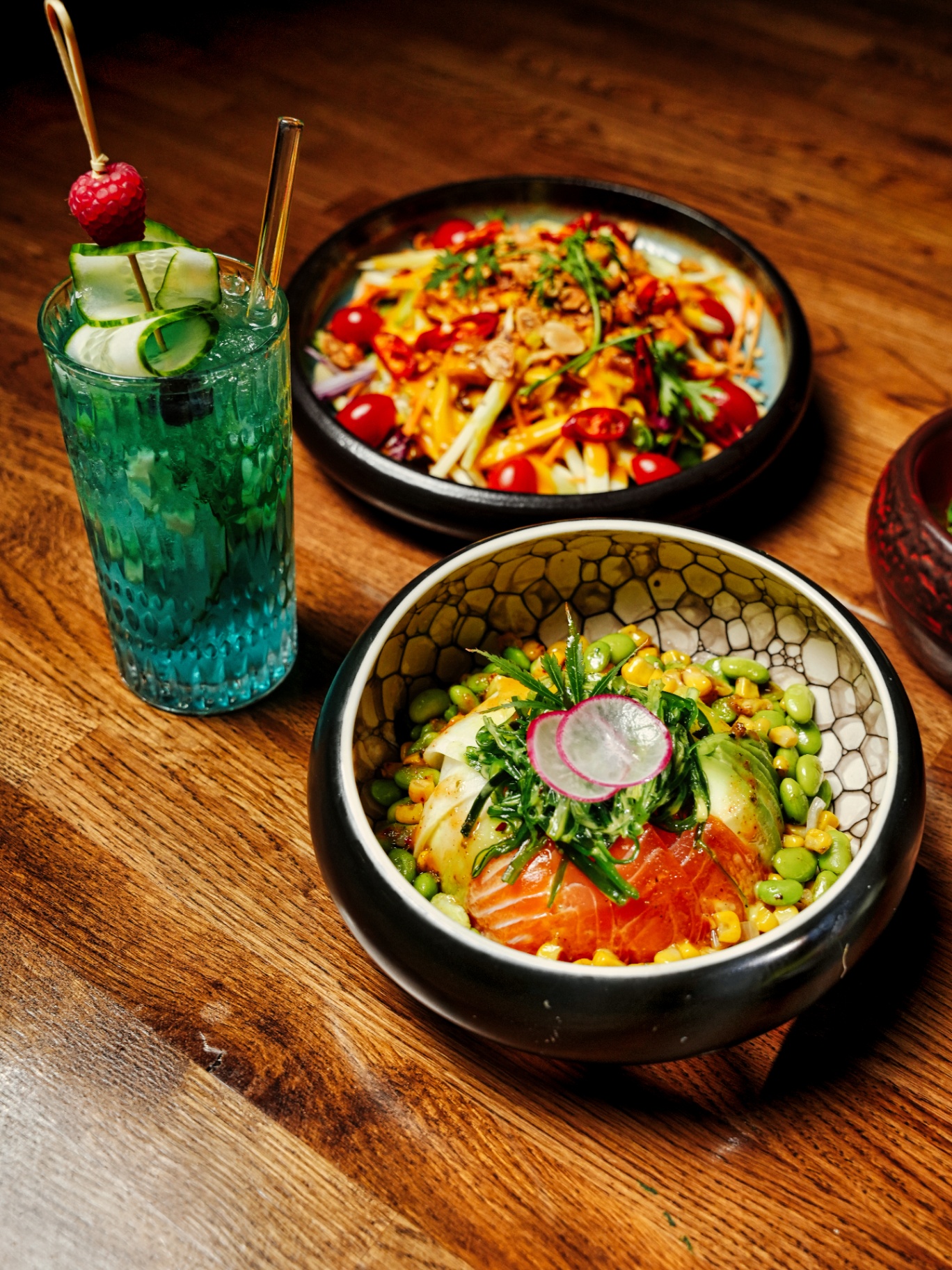 Poke bowl s lososem, edamame a signature koktejl
