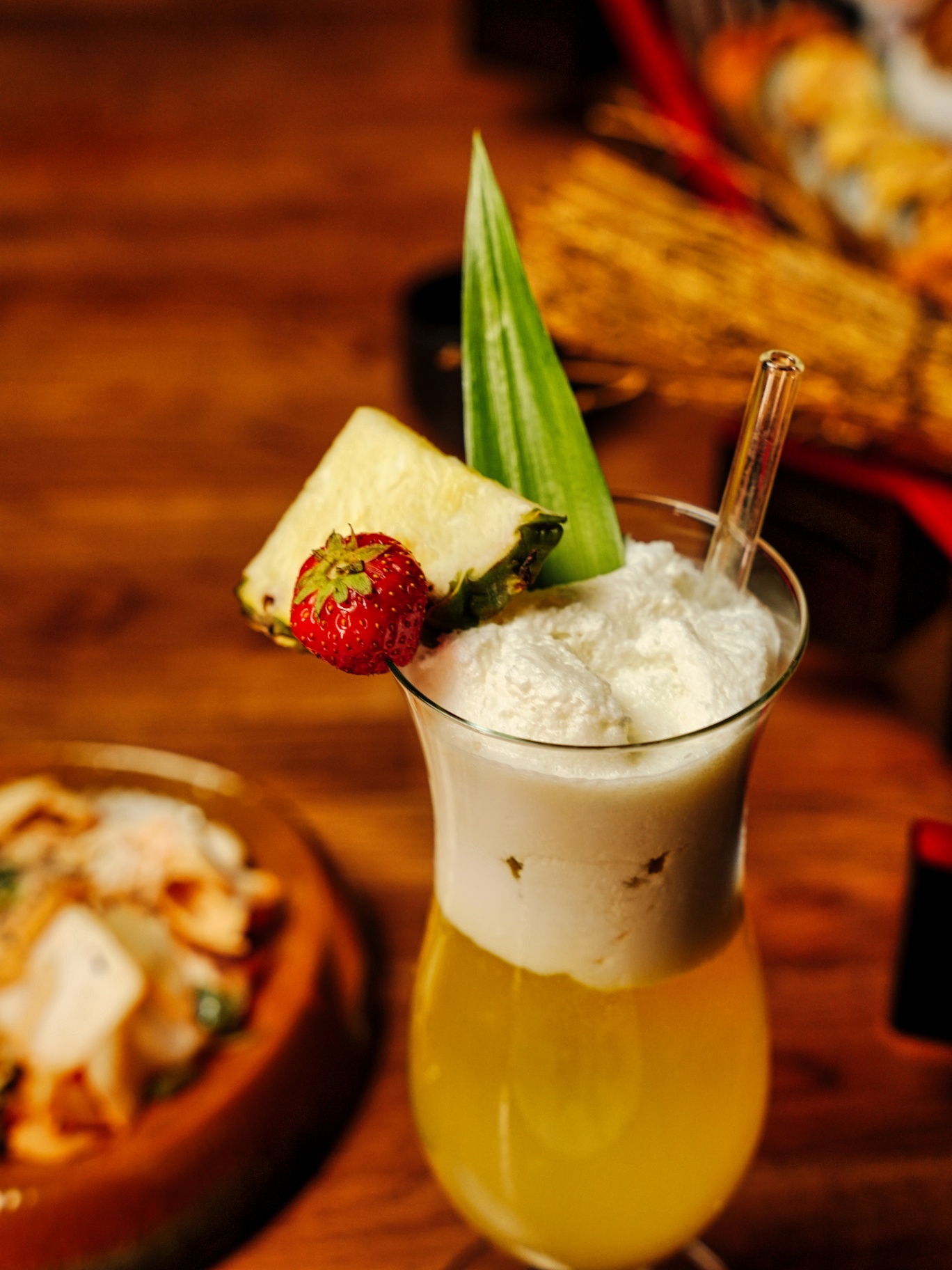Piña colada koktejl s ananasem a jahodou
