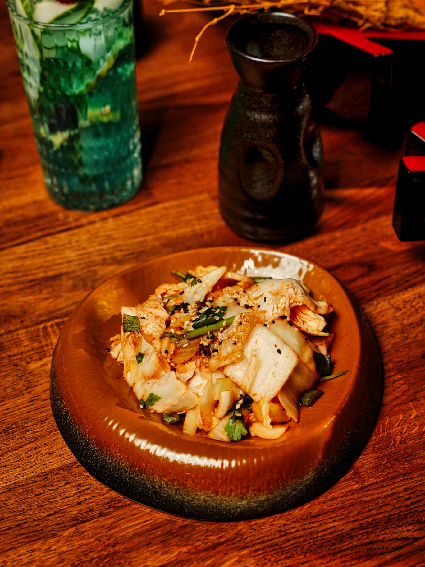 Domácí kimchi se sezamem a jarní cibulkou