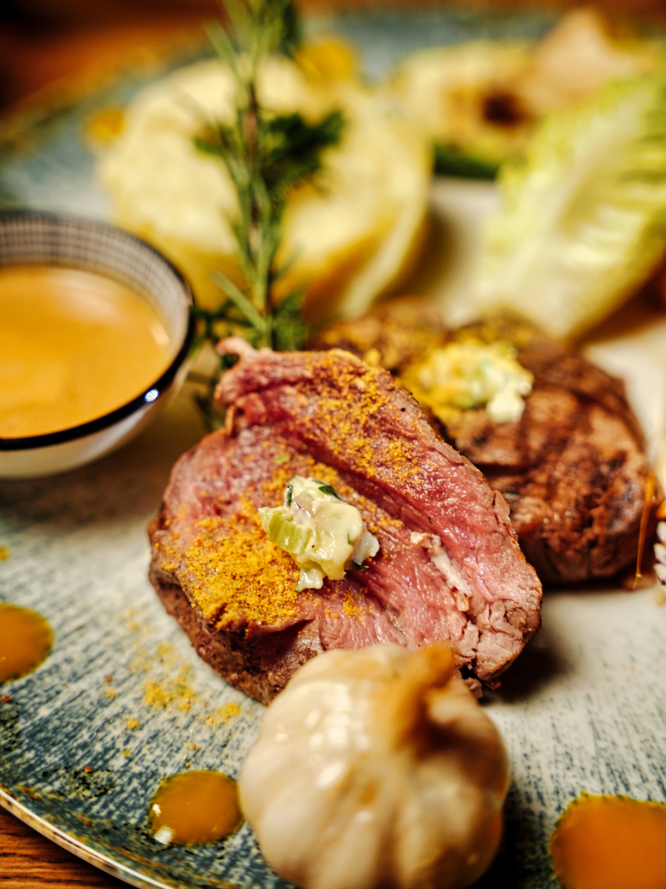 Šťavnatý steak medium-rare s bylinkovým máslem