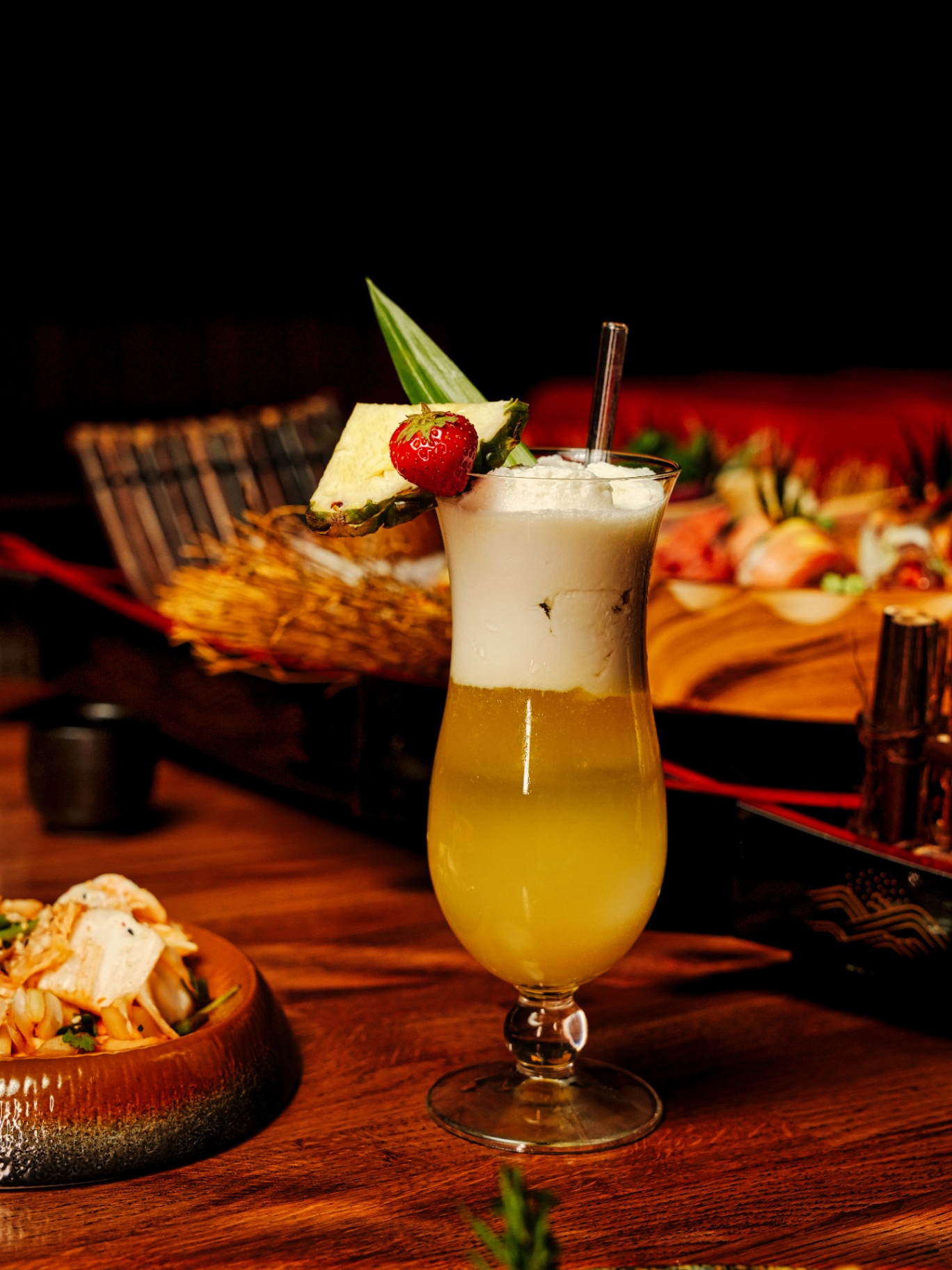 Piña colada v hurricane skle na servírovacím stole