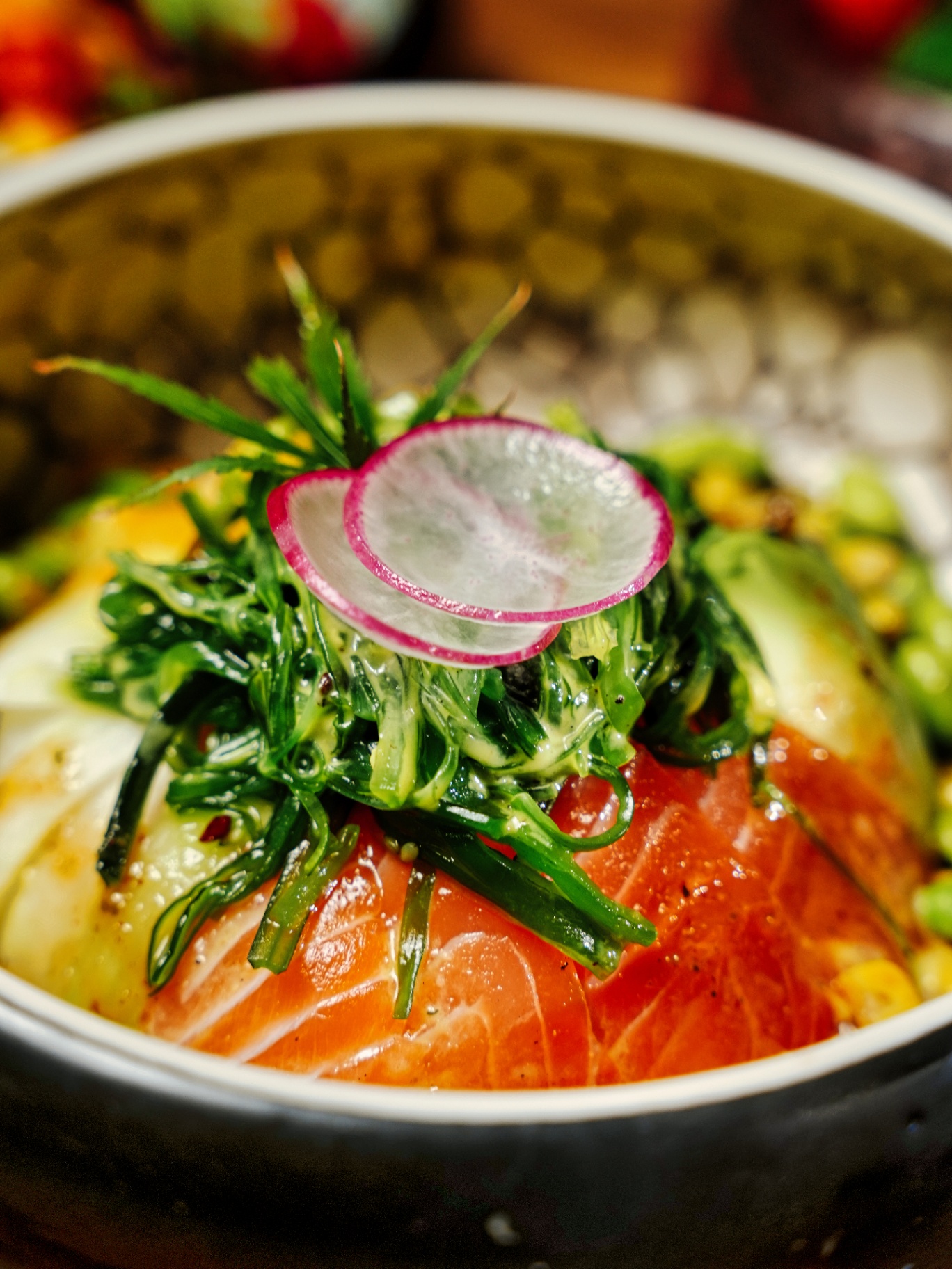 Detail poke bowlu s lososem, wakame a ředkví