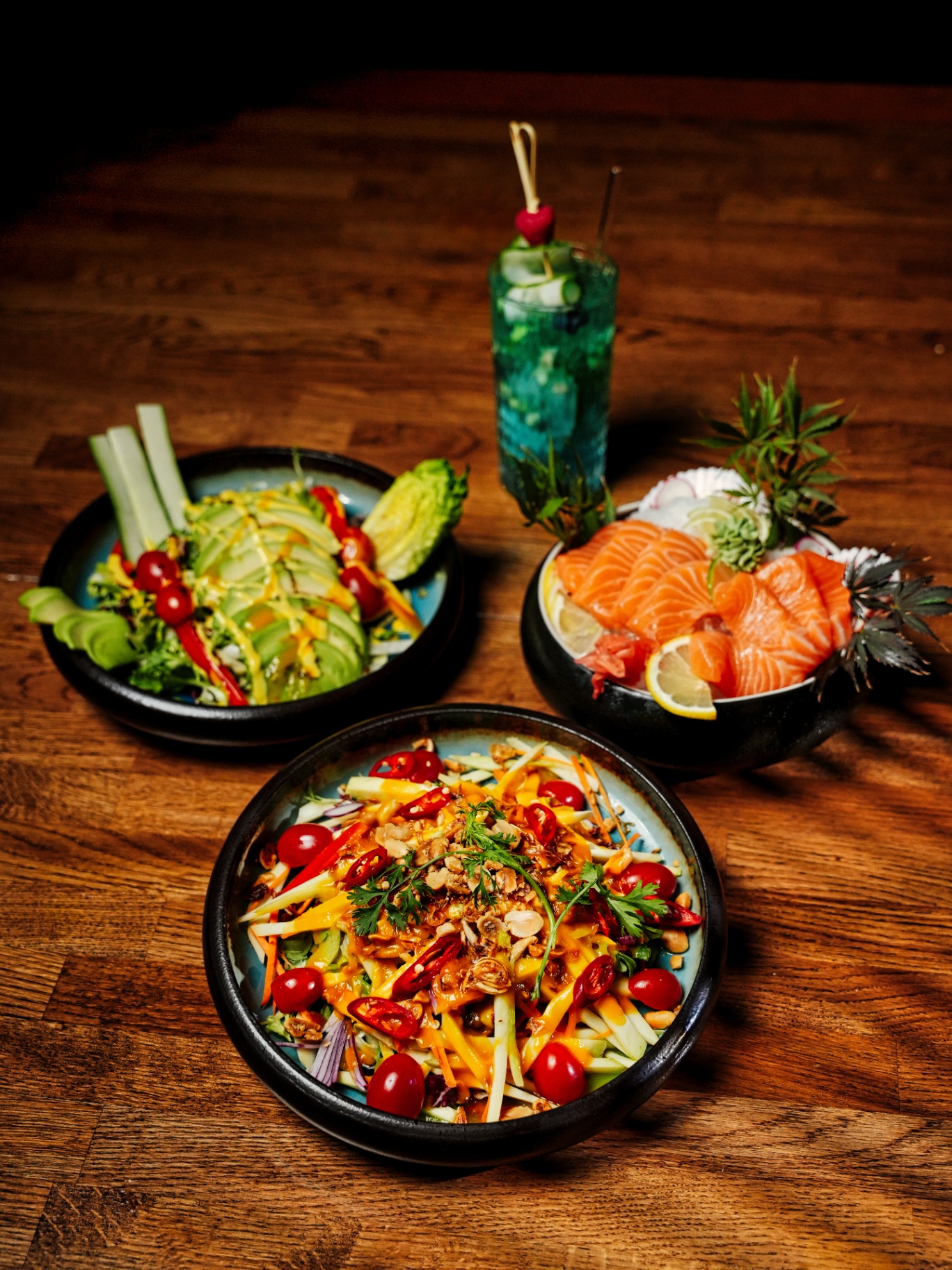 Sashimi z lososa, mango salát a osvěžující drink