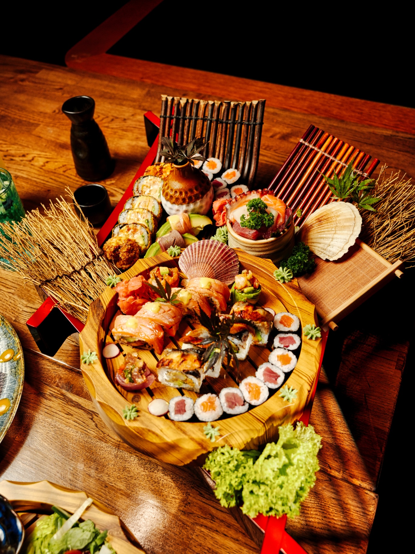 Prémiové sushi a sashimi platter na dřevěné lodi