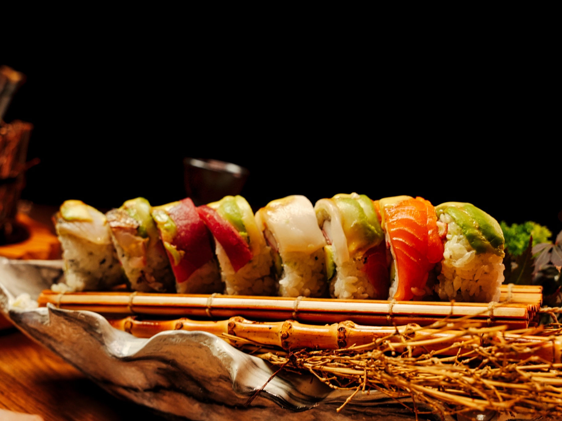Rainbow rolls s tuňákem, lososem a avokádem