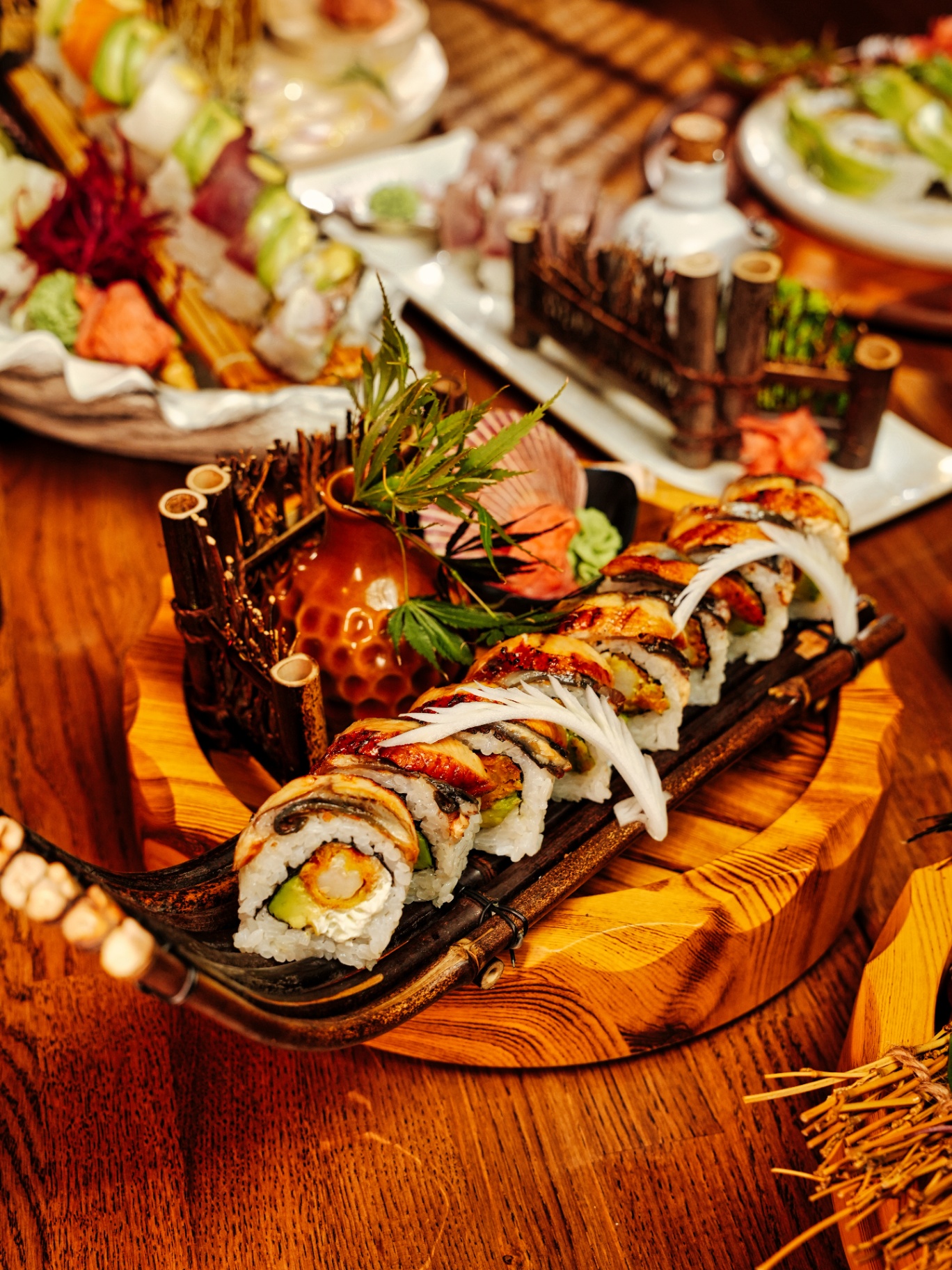 Unagi roll s úhořem podávaný na bambusovém plátu