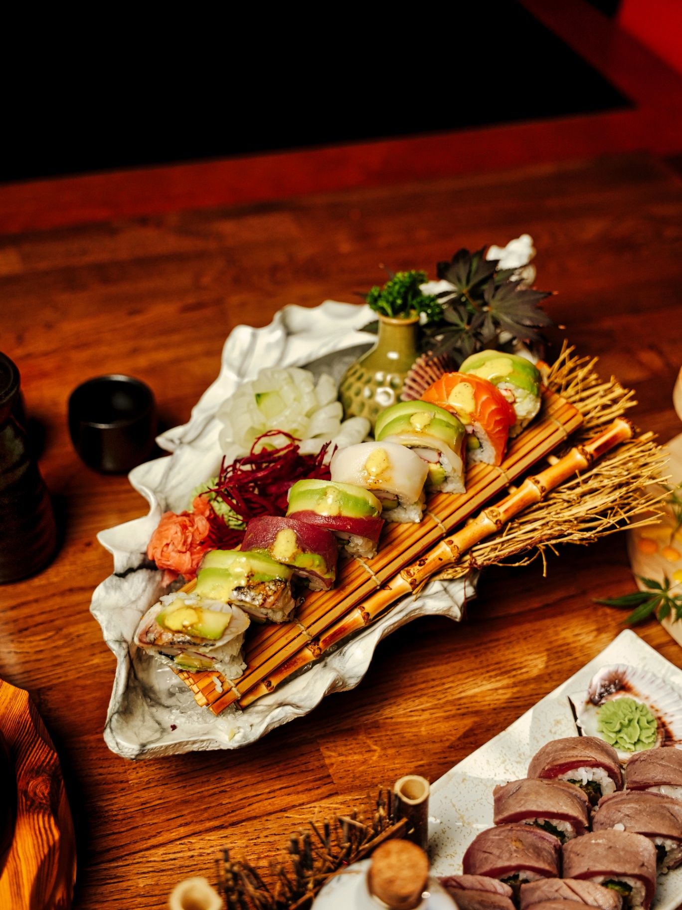 Rainbow sushi rolls na mušli s bambusovým plátem