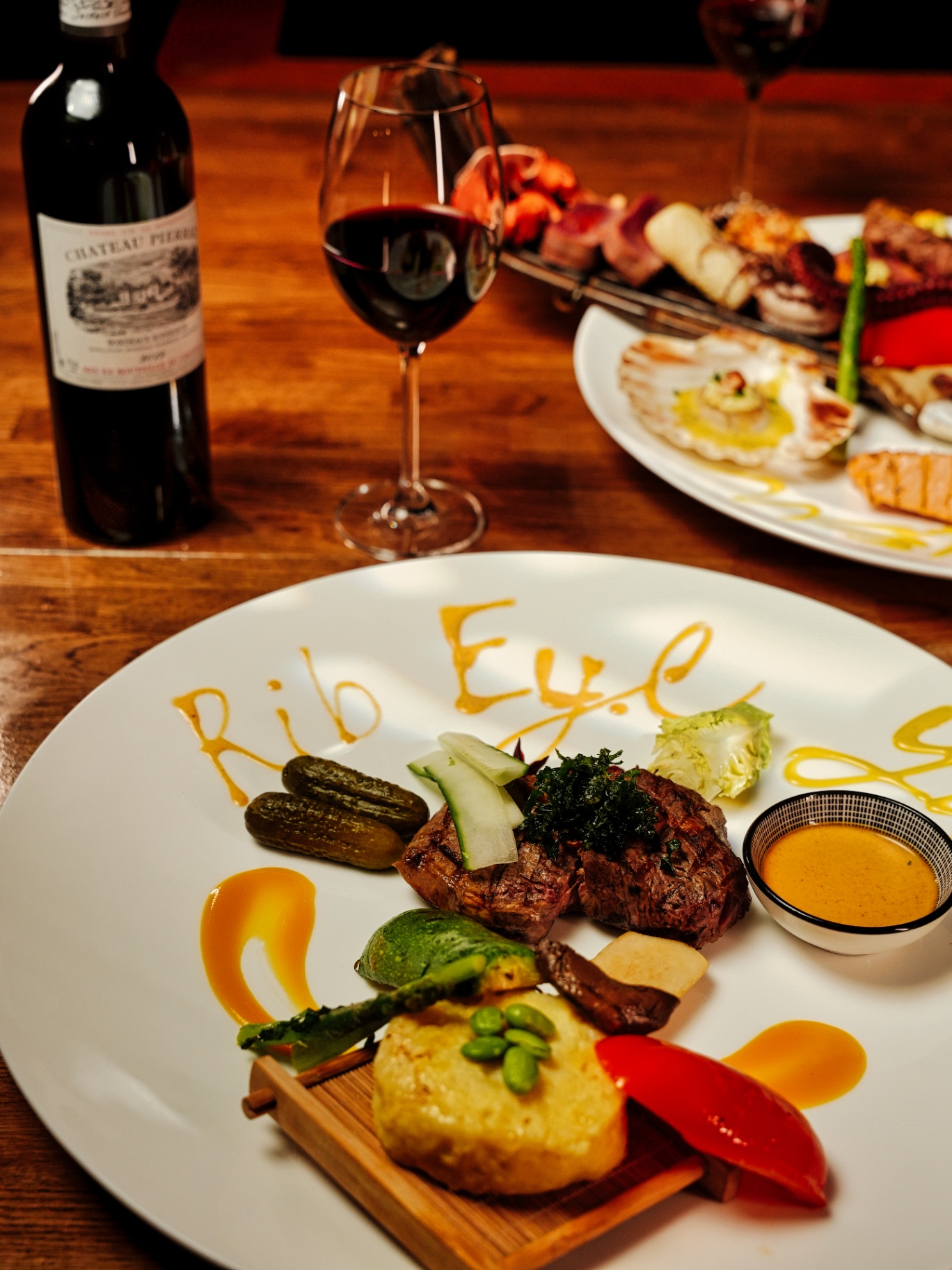 Rib-Eye steak s červeným vínem a mořskými plody