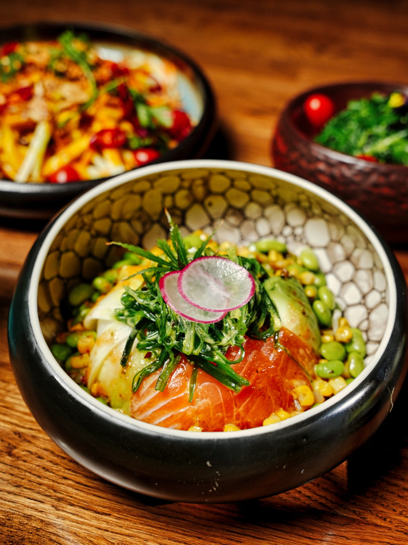 Poke bowl s lososem, edamame a kukuřicí