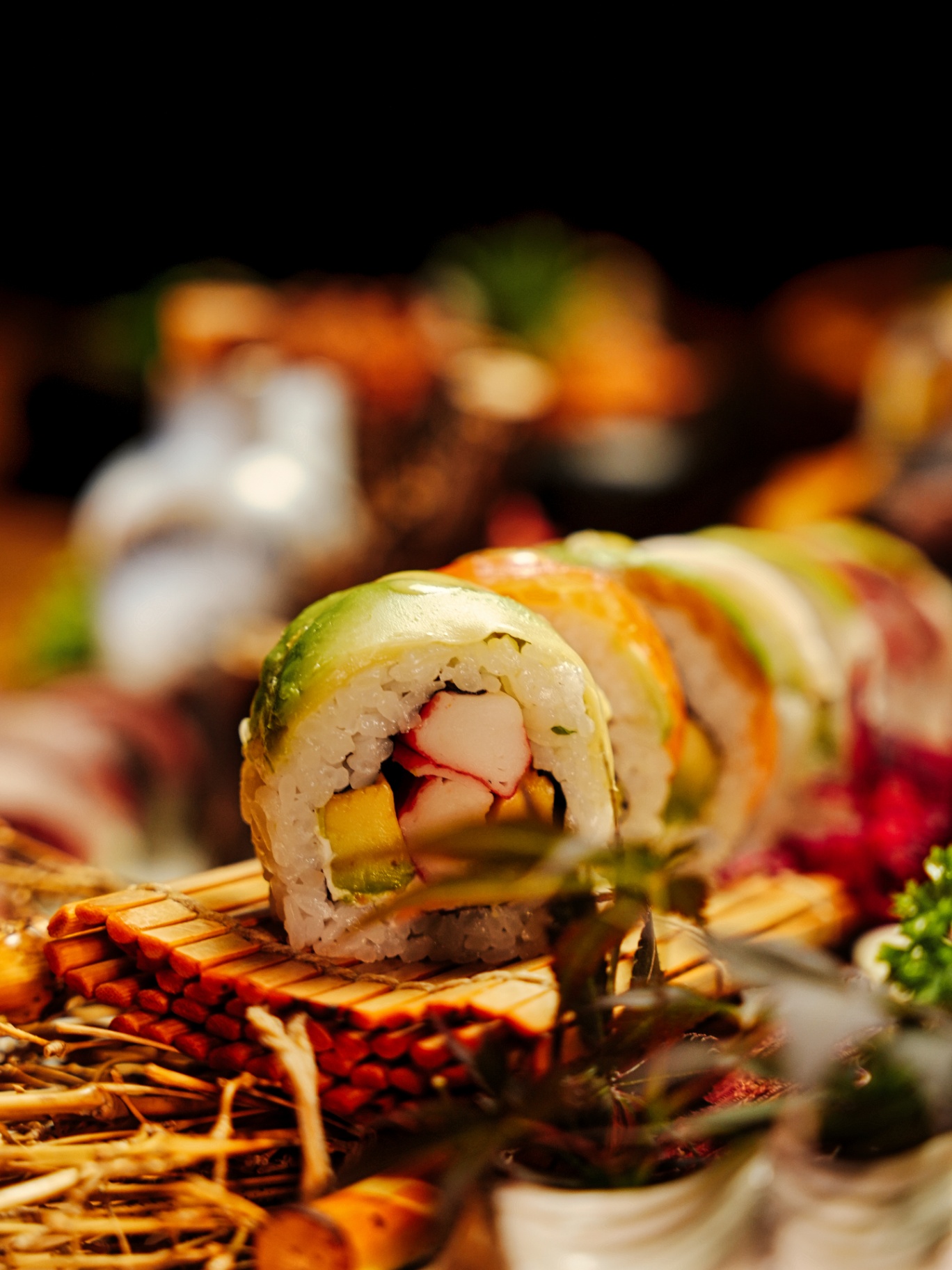 Maki roll s krabem, mangem a avokádem